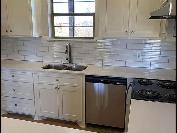 2nd image of 707 Boxwood St