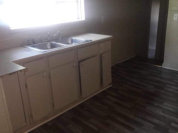 5th image of 1048 Winn St #1