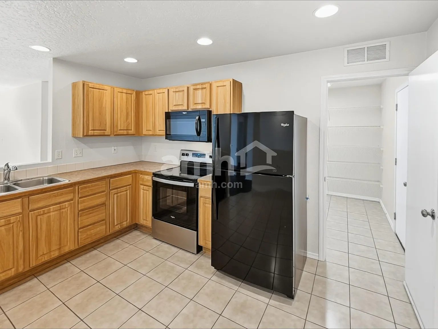3 bed, 2.0 bath, 1216 sqft, $2,160 — Photo 3