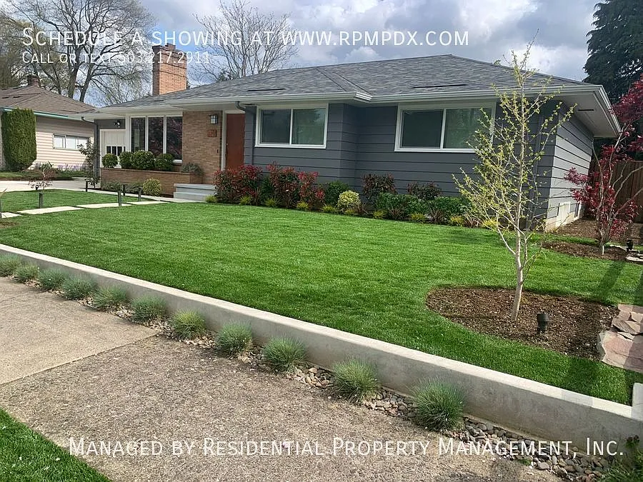 Beautiful Mid Century Ranch Home — Photo 2
