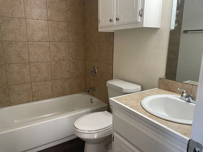 1407 Glen Oaks Ct — Photo 9