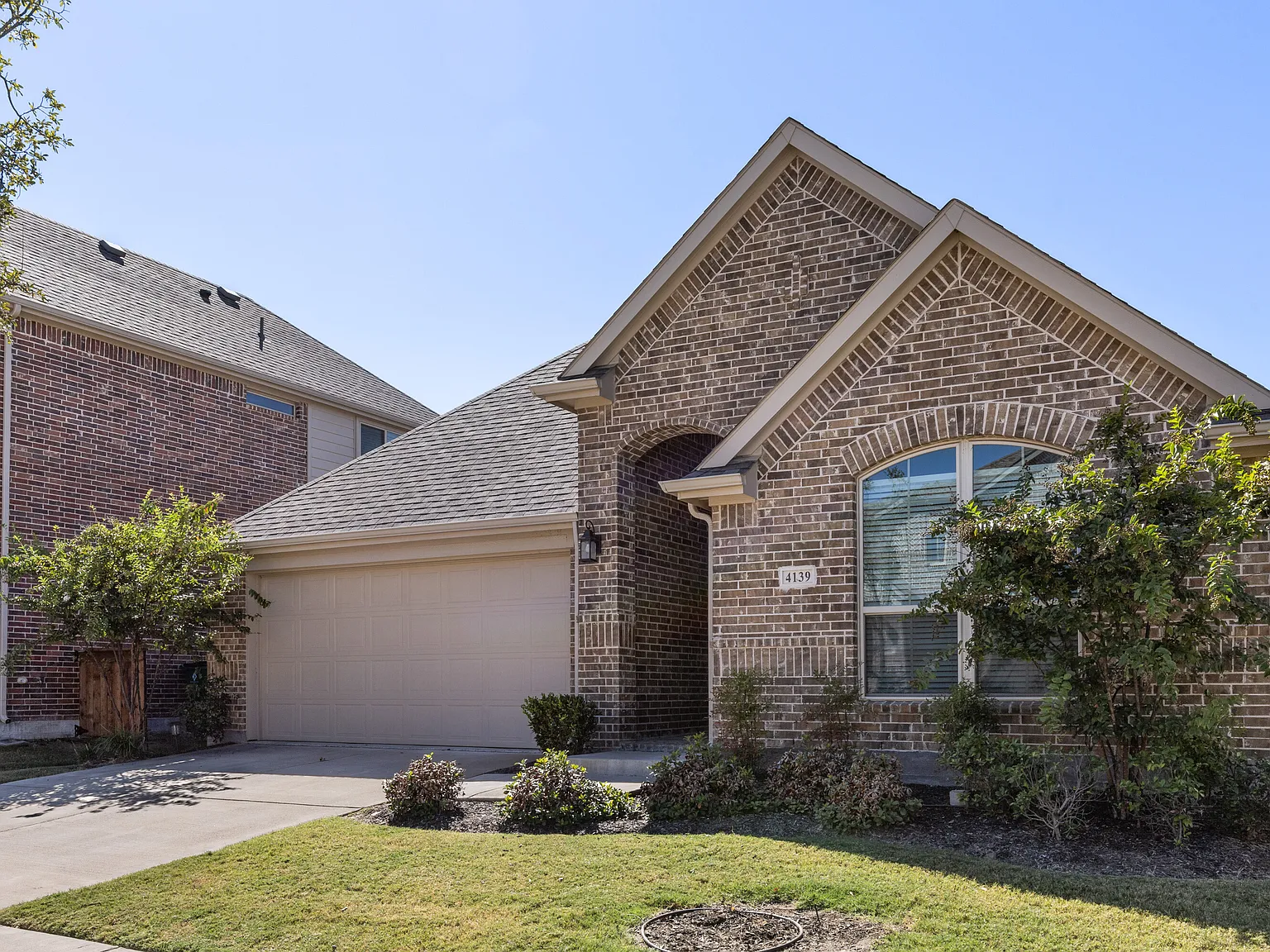 4 bed, 2306 sqft, $8,100 — Photo 2