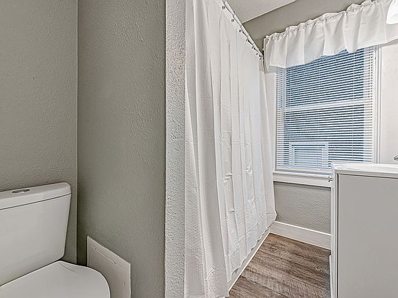 5th image of 928 Athalia Ave