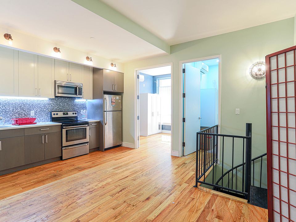 1st image of 319 Melrose St APT 1R