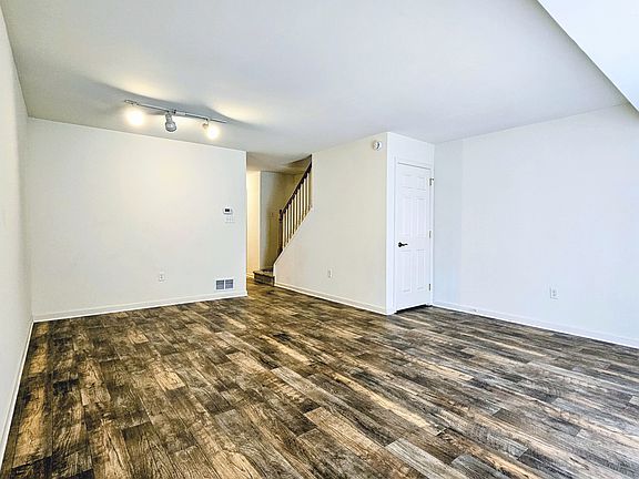 3rd image of 17 Ramsgate Ln