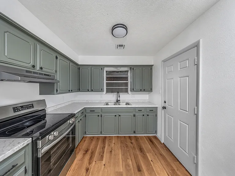 305 NE Angus St — Photo 11