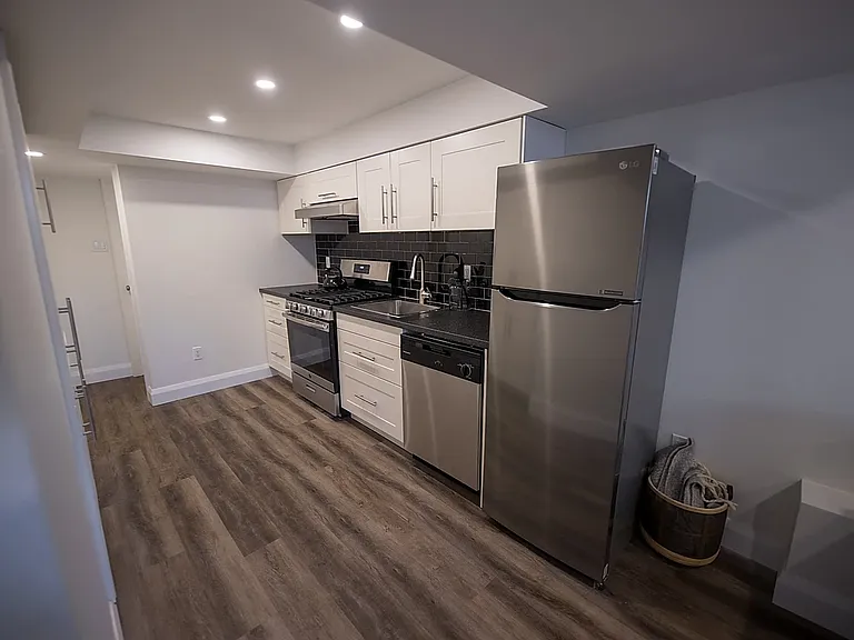 858 Bronson Ave — Photo 14