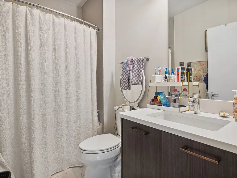 1045 W Cornelia — Photo 31