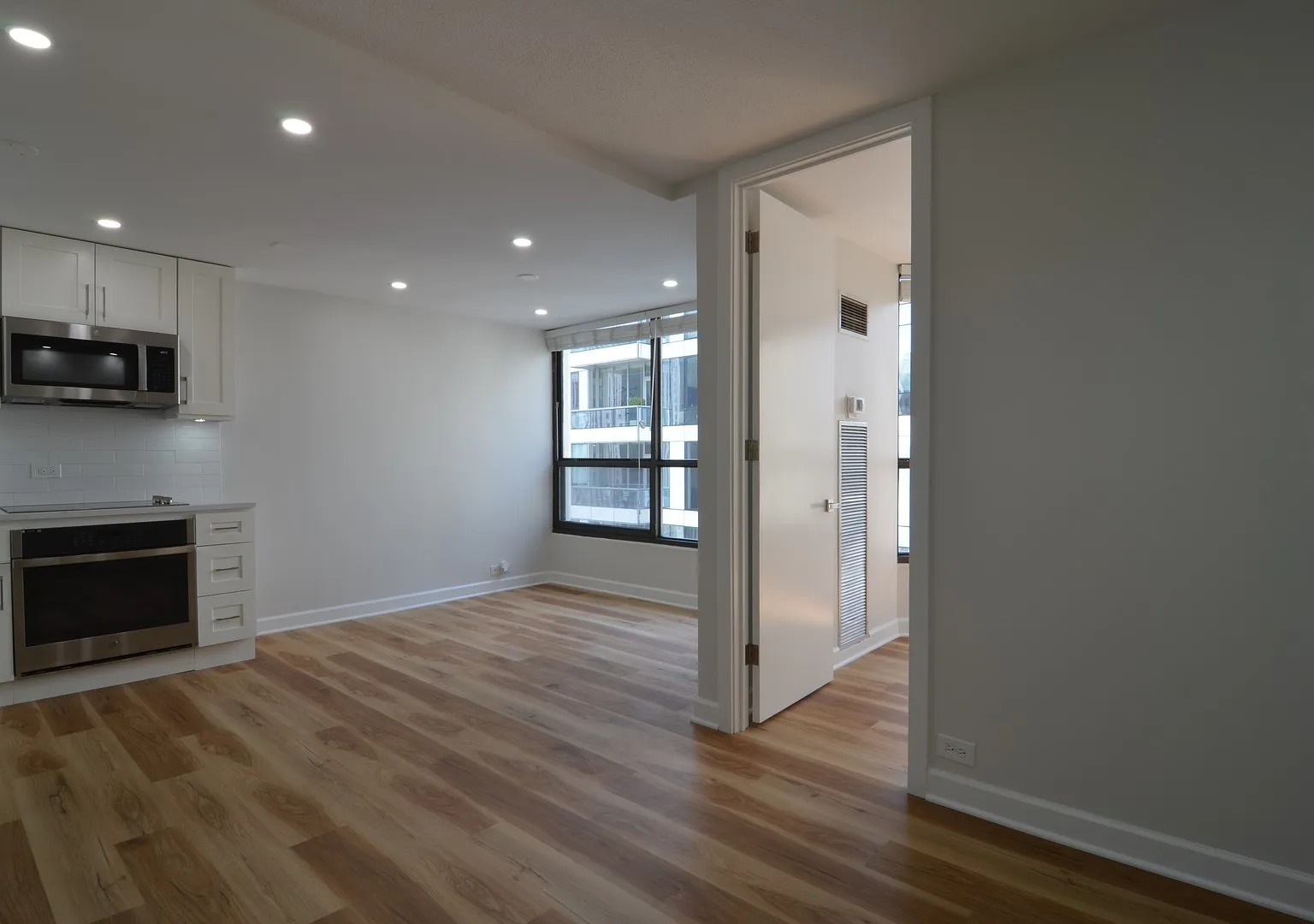 405 N Wabash Ave — Photo 2