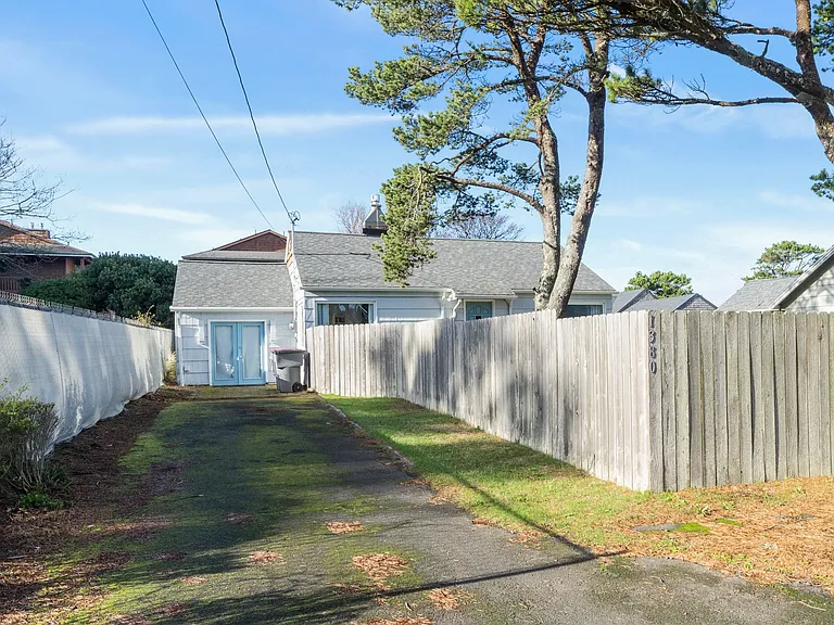 1380 S Hemlock St — Photo 3