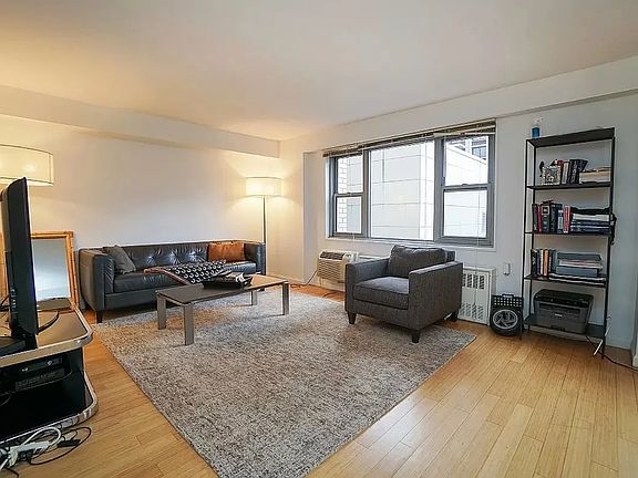 4th image of 100 W 93rd St APT 3B