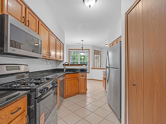 5th image of 989 Sheridan Cir