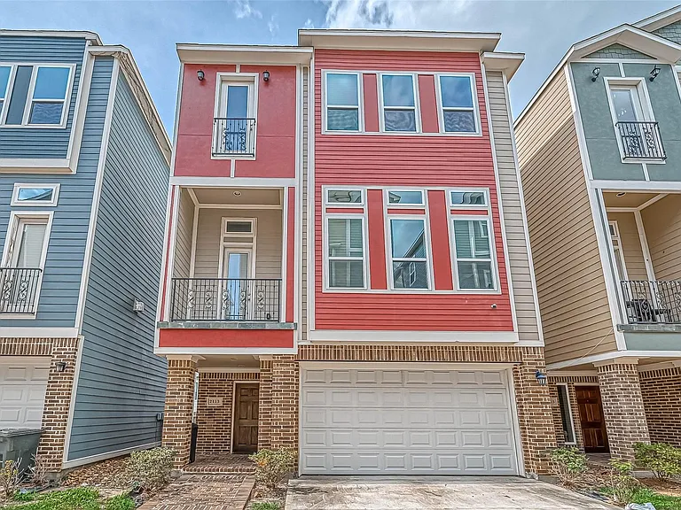 2113 Bidwell Dr — Photo 2