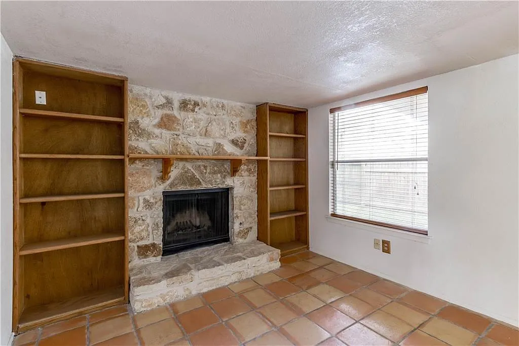 4 bed, 3.0 bath, 2010 sqft, $2,450 — Photo 2