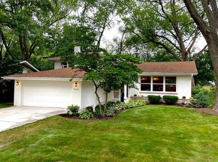 920 Emerald Dr, Naperville, IL