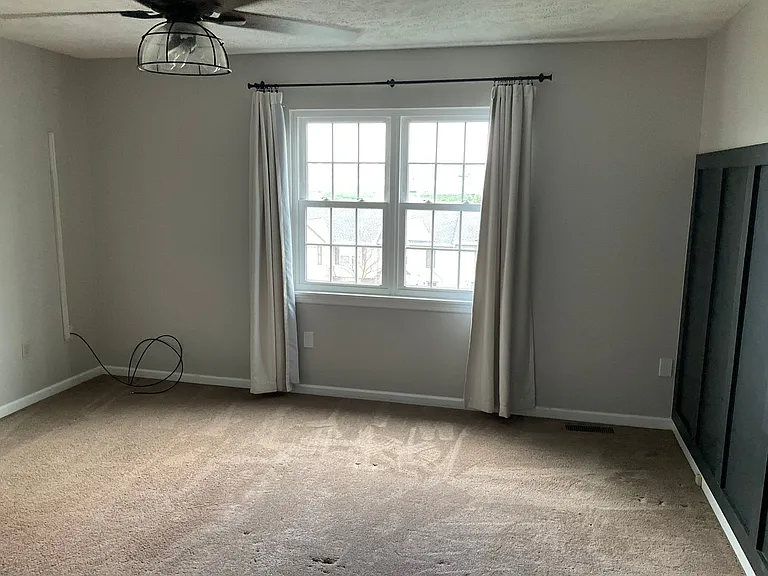 1049 Royal Dr — Photo 23