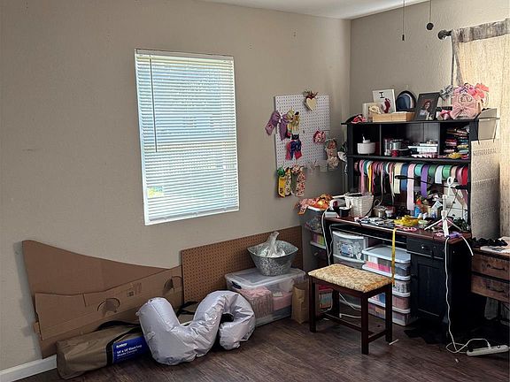 4th image of 632 Sharon St