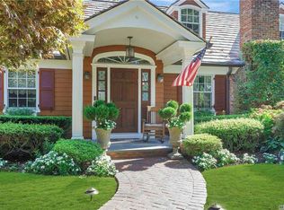 9 Greenbriar Ln, Port Washington, NY 11050