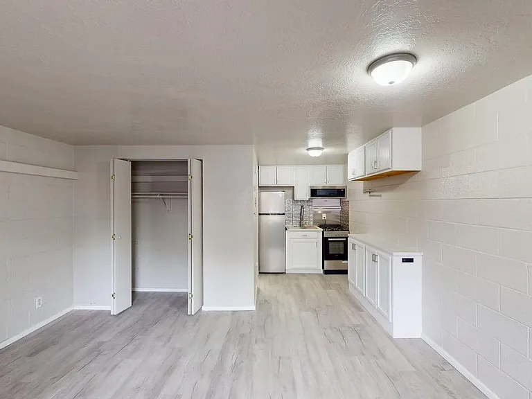 Totally Renovated Studios 2 Blocks To UNM — Photo 4