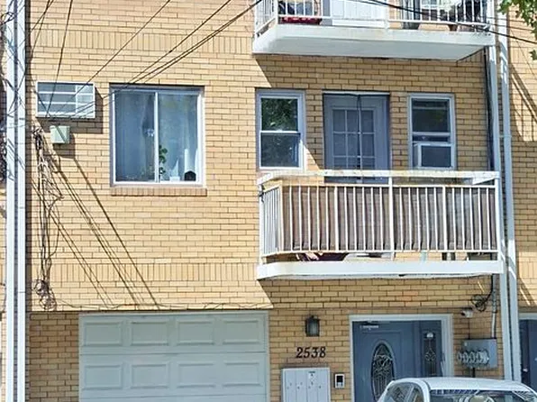 25-38 14th St #3, Astoria, NY 11102