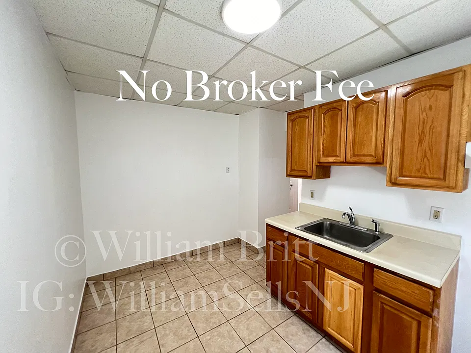 179 W 48th St #11