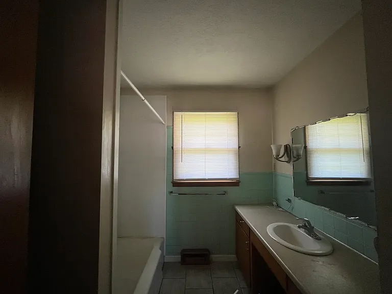 2076 Roach St — Photo 8