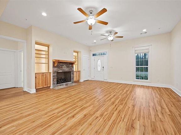 3rd image of 750 Roscoe Rd