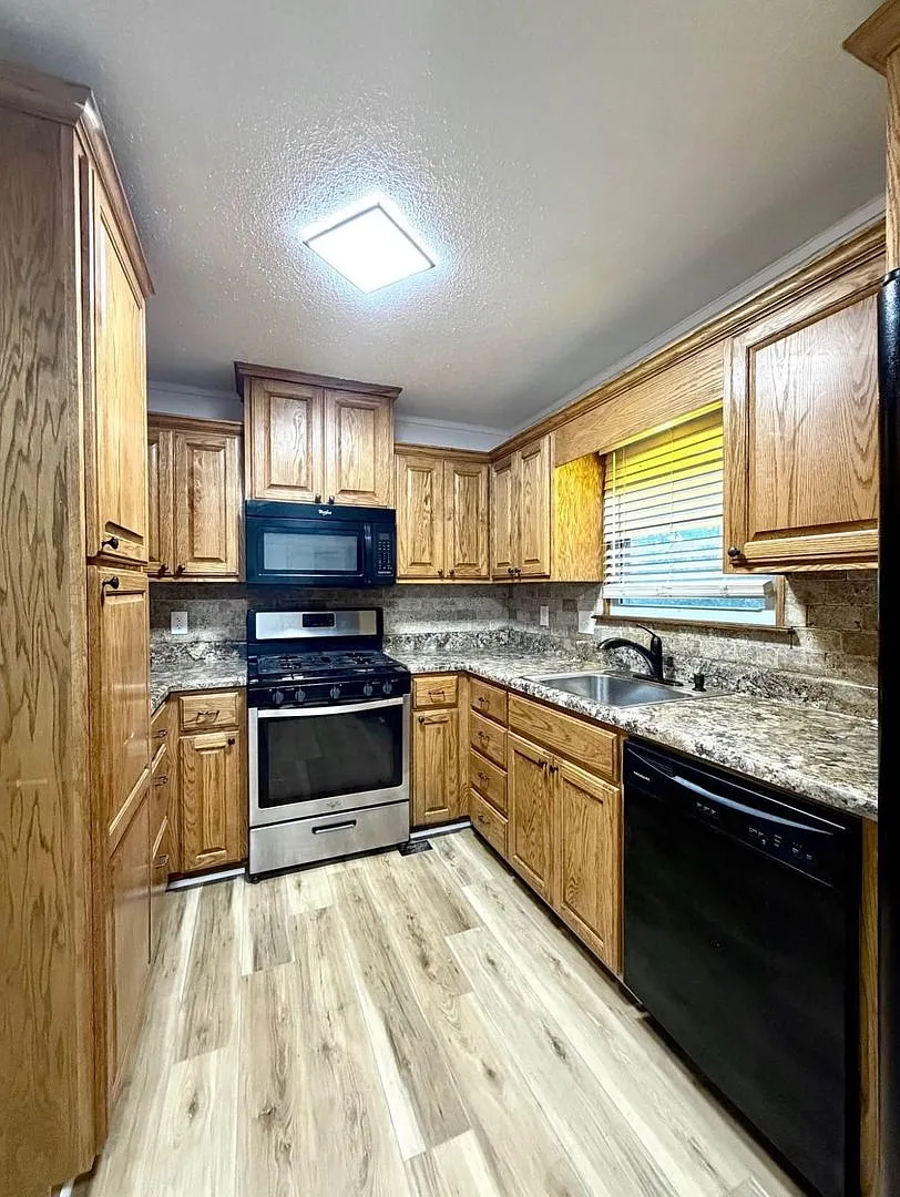 Spacious 4 bedroom, 2 bath home in NLR. Fully Updated! — Photo 2