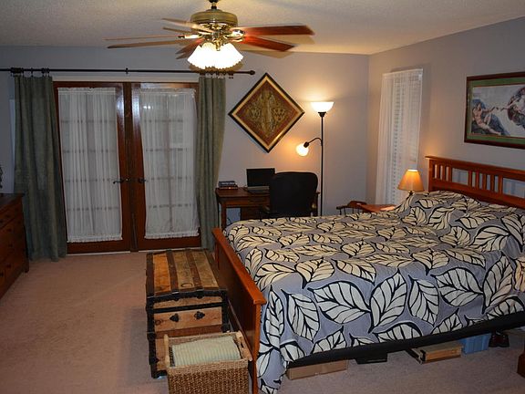 5th image of 313 Glenlyon Dr