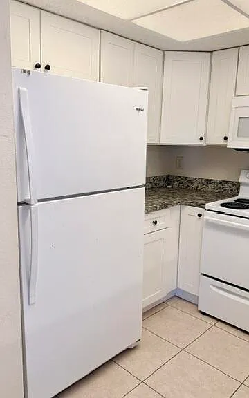 1520 SE Royal Green Cir #206 — Photo 5