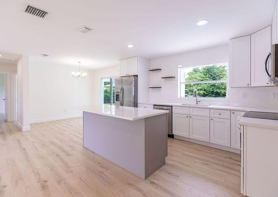 1st image of 858 SE Stafford Drive