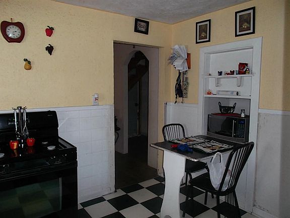 3rd image of 804 Dorchester St