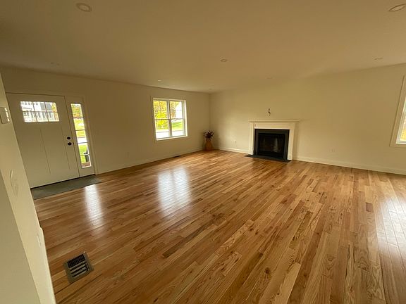 4th image of 10 Boxberry Ln