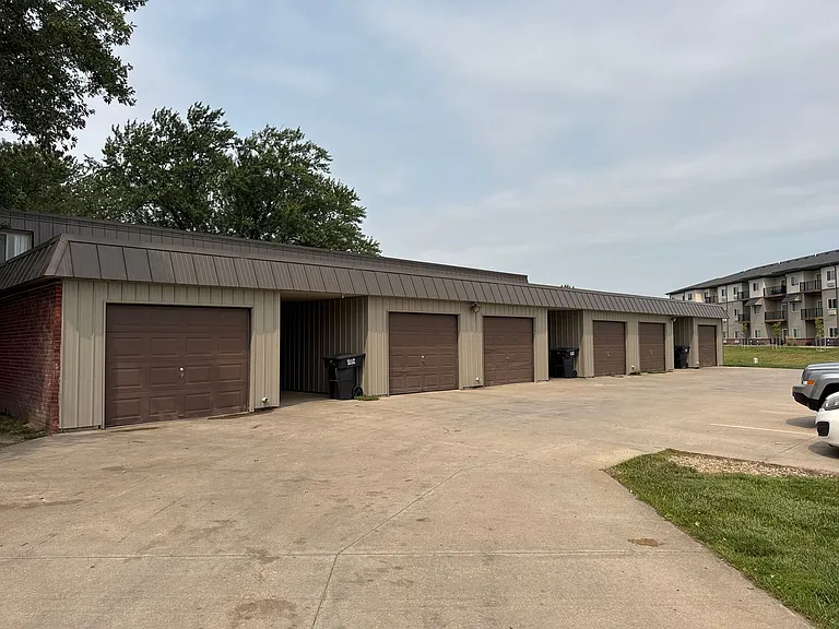 3030 Park Lane Dr — Photo 1