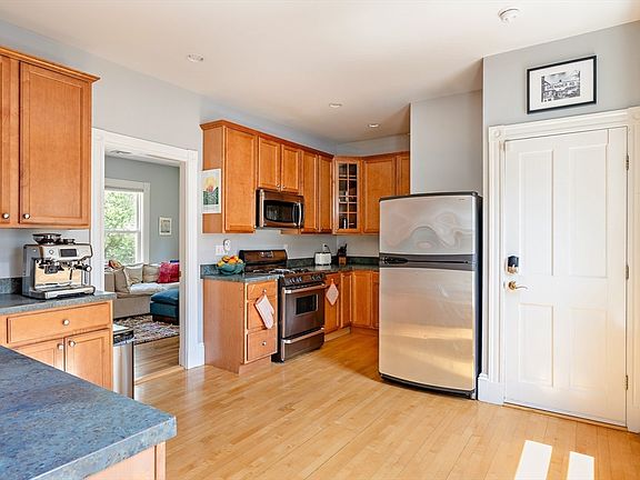 4th image of 25 Banks St #2