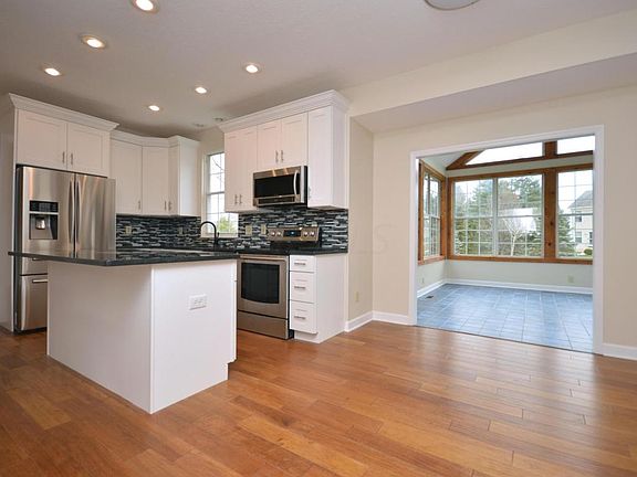 4th image of 358 Harrogate Ct