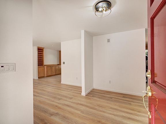 3rd image of 10907 NE 66th Pl