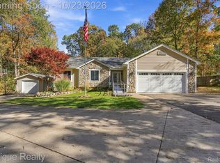 9085 Pineview Lake Dr, Linden, MI 48451