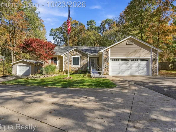 9085 Pineview Lake Dr, Linden, MI 48451