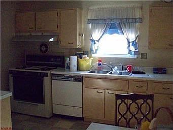 3rd image of 10422 Fourwinds Ct