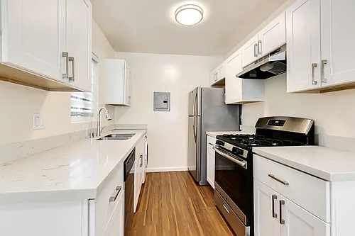 285 N. Oakland Photo 1