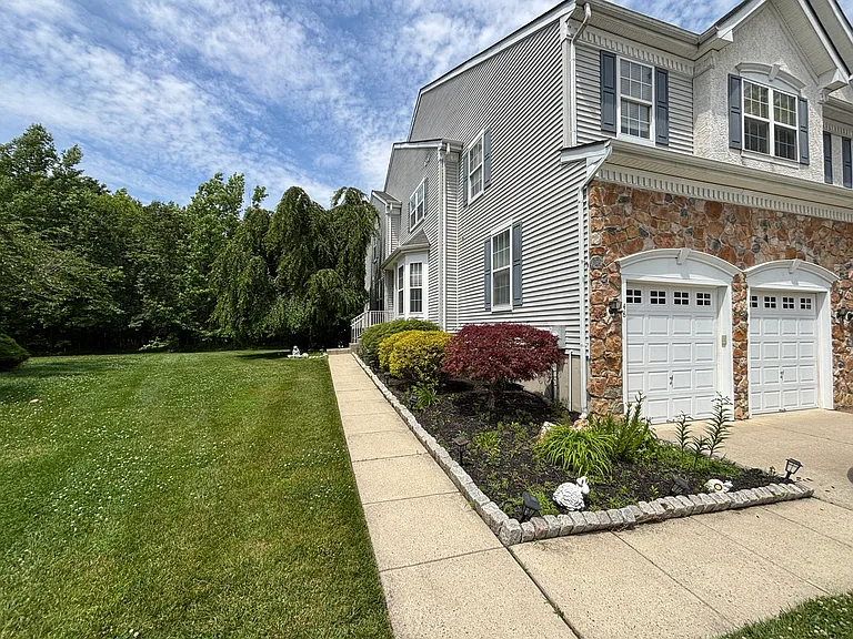 48 Weaver Dr #48 — Photo 2