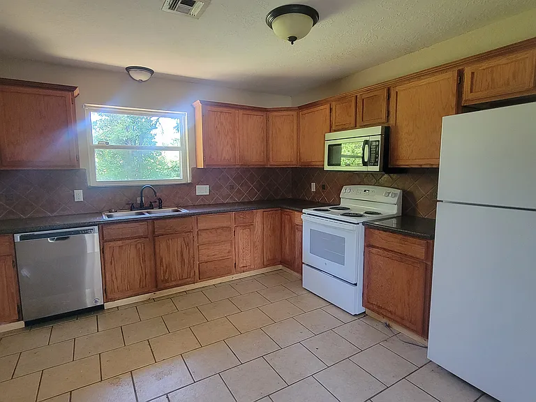102 NE English St — Photo 8
