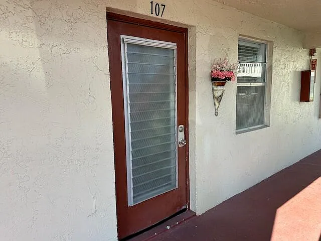 2 bed, 2.0 bath, 925 sqft, $1,700 — Photo 2