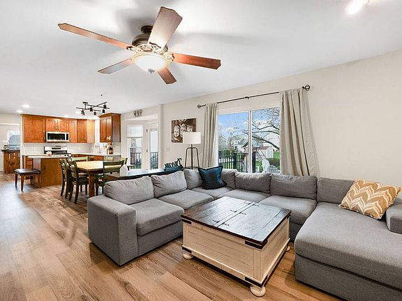 3rd image of 903 Pond Ct