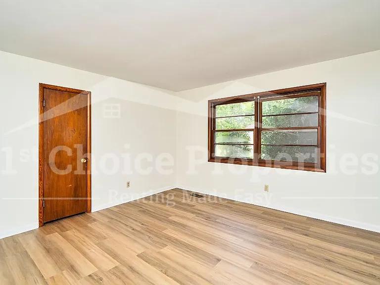 1321 Hatfield Ln — Photo 5