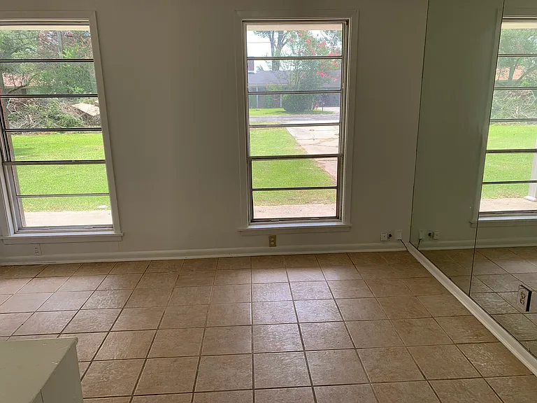 Oakwood Dr — Photo 9