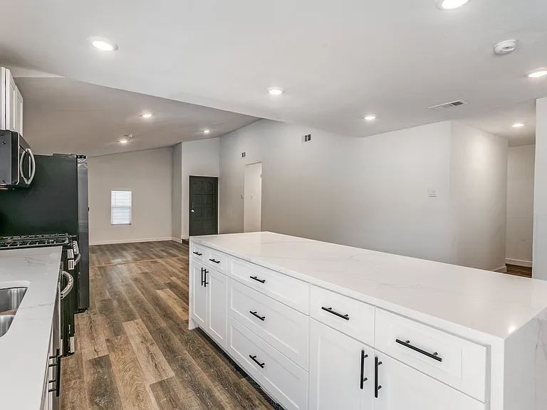 1535 Carnation Dr — Photo 5