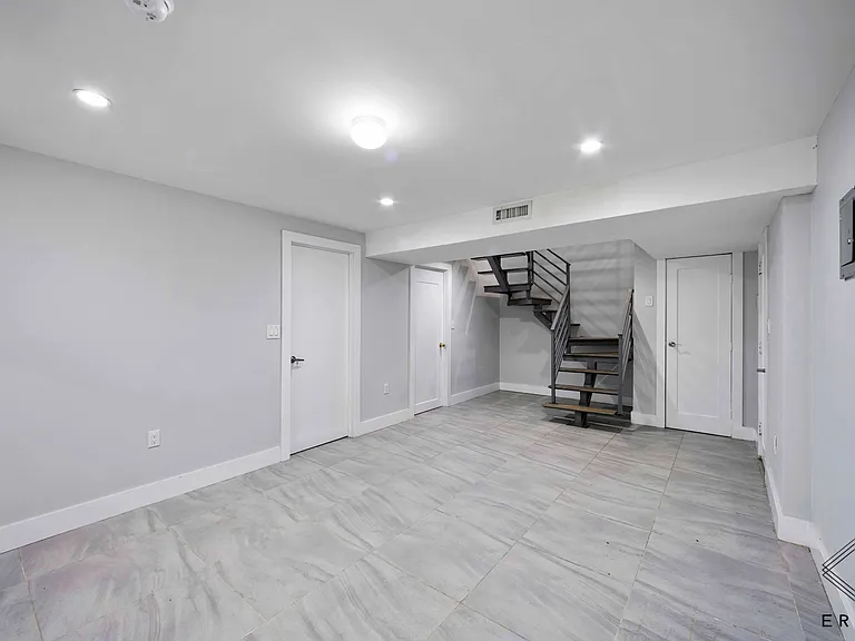 580 E 26th St #2 — Photo 4