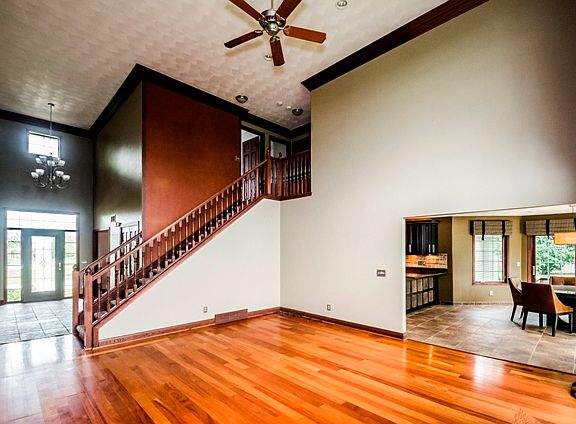 3rd image of 307 Castle Wynd Dr